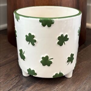 Place & Time Ceramic Raised Clover Pattern Table Planter w/feet & drainage hole